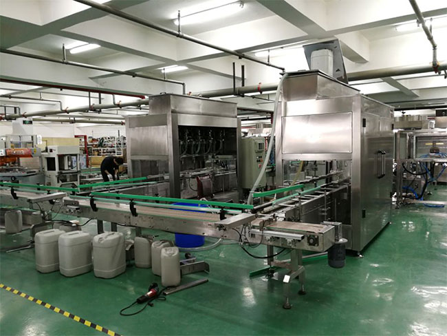 大桶油料定量灌裝機設(shè)備展示