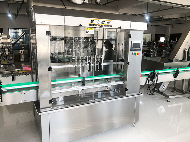 全自動定量灌裝機(jī)設(shè)備車間展示