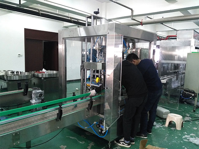 星火小型自動(dòng)稱重灌裝機(jī)設(shè)備車間